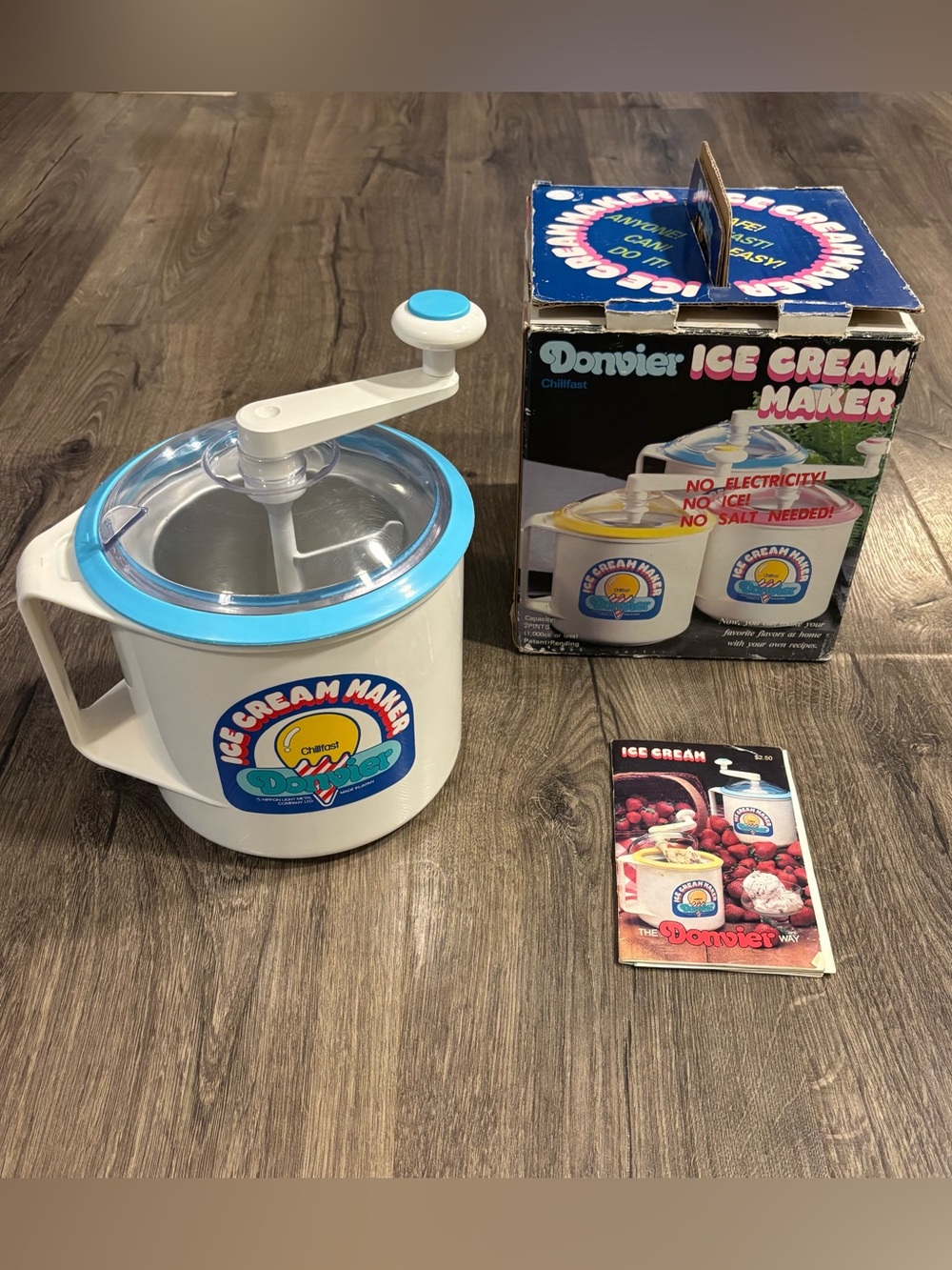 Vintage Donvier Chillfast Ice Cream Maker 1-Pint Hand Crank Blue Rim w/Box